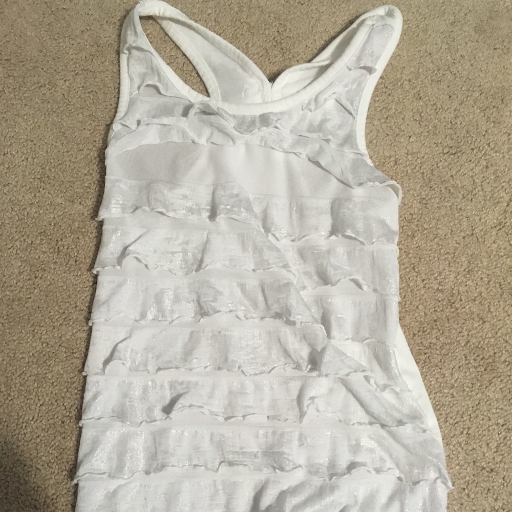 white sleeveless girls shirt